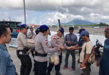 Satpolairud Polres Natuna Gelar Jumat Berkah, Bagikan 50 Paket Makanan untuk Buruh Pelabuhan Penagi
