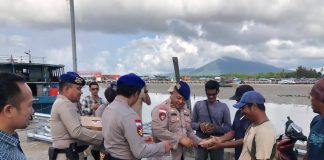 Satpolairud Polres Natuna Gelar Jumat Berkah, Bagikan 50 Paket Makanan untuk Buruh Pelabuhan Penagi