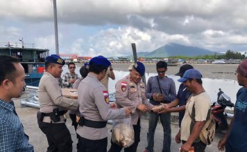 Satpolairud Polres Natuna Gelar Jumat Berkah, Bagikan 50 Paket Makanan untuk Buruh Pelabuhan Penagi