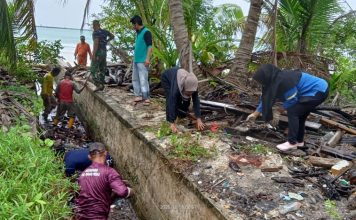 TNI AL Bergerak Cepat Bersihkan Sampah di Pulau Midai, Cegah Potensi Banjir Lokal