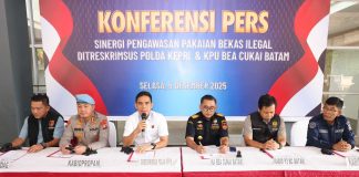 Ditreskrimsus Polda Kepri – Bea Cukai Batam Amankan Pakaian Bekas Ilegal dan Lima Pelaku