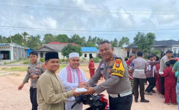 Satlantas Polres Natuna Gelar Jumat Berkah, Bagikan 200 Paket Makanan kepada Jamaah Masjid Ibnu Salim