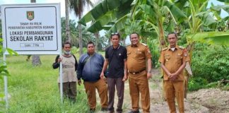 Camat Kistim Dampingi Tim Kementerian Lakukan Proses Pematangan Lahan Dalam Rangka Pembangunan Sekolah