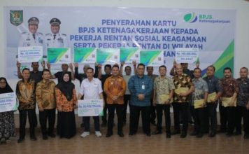 Pemkab Asahan Bersama BPJS Ketenagakerjaan Serahkan 4900 Kartu BPJS