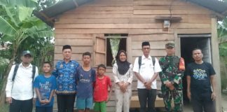 Diwakili Sekcam Kistim Pemkab Tinjau Warga Dapatkan Program Bedah Rumah