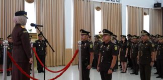 Wakajati Kepri Bertindak Selaku Inspektur Upacara Hari Bela Negara ke-77 Tahun 2025 di Kejati Kepri