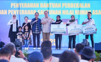 Warga Tanjung Banun Terima Bantuan Perbekalan dan Santunan Rumah Secara Penuh