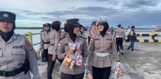 Srikandi Polres Natuna Tebar Keceriaan di Kapal Roro Bahtera Nusantara 01