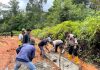 Polsek Daik Bersama Warga Gotong Royong Perbaiki Jalan Bukit Tumang