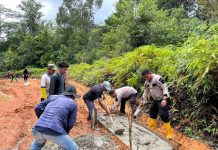 Polsek Daik Bersama Warga Gotong Royong Perbaiki Jalan Bukit Tumang