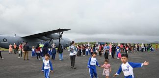 Dari Lanud RSA, Hercules TNI AU Bangkitkan Semangat Anak Natuna