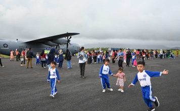 Dari Lanud RSA, Hercules TNI AU Bangkitkan Semangat Anak Natuna