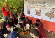 Didampingi KOMPAK, Batik Mangrove Binaan Harbour Energy laksanakan Workshop Teknik Membatik Bagi Pelajar