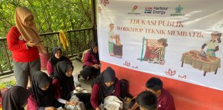 Didampingi KOMPAK, Batik Mangrove Binaan Harbour Energy laksanakan Workshop Teknik Membatik Bagi Pelajar