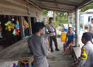 Dekat dengan Warga, Bhabinkamtibmas Hadir Jaga Kamtibmas Desa Kelarik