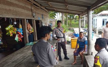 Dekat dengan Warga, Bhabinkamtibmas Hadir Jaga Kamtibmas Desa Kelarik