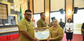 Tingkatkan Kualitas Pelayanan, Bupati Kasmarni Serahkan Penghargaan Evaluasi Kinerja Publik 2025