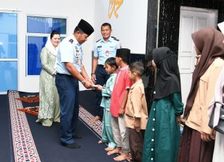 Danlanud RSA Berbagi Kepedulian, Santuni Anak Yatim pada Peringatan Isra Mi’raj di Masjid Mina Lanud RSA Natuna
