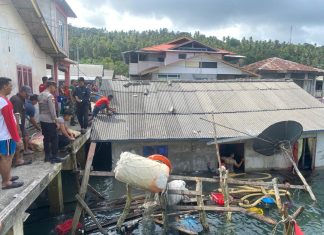Polsek Palmatak Gerak Cepat Evakuasi Rumah Roboh di Desa Ladan