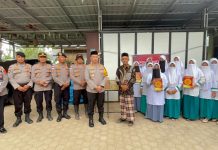 Polri Salurkan Bantuan Al-Qur’an kepada Pesantren Terdampak Banjir