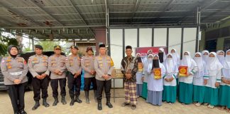 Polri Salurkan Bantuan Al-Qur’an kepada Pesantren Terdampak Banjir