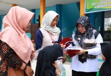 Bupati Afni Serahkan Seragam Sekolah Gratis dari Baznas Siak