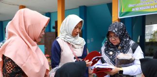 Bupati Afni Serahkan Seragam Sekolah Gratis dari Baznas Siak