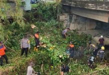 Langkah Nyata Cegah Banjir, Bhabinkamtibmas Polsek Bunguran Timur Gotong Royong Bersihkan Sungai Bersama Warga
