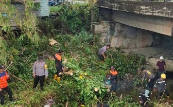 Langkah Nyata Cegah Banjir, Bhabinkamtibmas Polsek Bunguran Timur Gotong Royong Bersihkan Sungai Bersama Warga