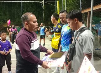 Serahkan Hadiah Turnamen Voli, Mustamin Bakri Pastikan Pemekaran Kecamatan Sungai Ulu Terus Dikawal