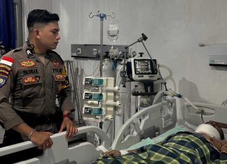 Wujud Kepedulian Polri, Bhabinkamtibmas Sambangi Korban Laka Lantas di RSUD Palmatak