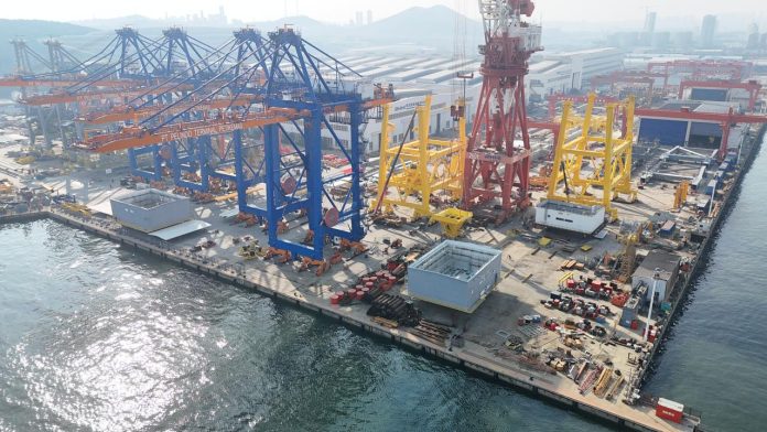 20260210140044-Sejumlah alat angkat bongkar muat peti kemas di dermaga pelabuhan atau quay container crane milik PT Pelindo Terminal Petikemas tengah dalam proses produksi (1)