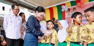 Amsakar dan Li Claudia Bagikan KIA di SDN 006 Batam Kota, Perkuat Identitas dan Hak Anak