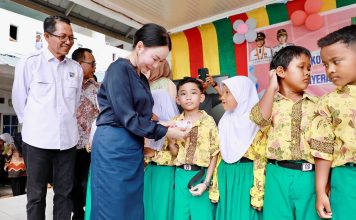 Amsakar dan Li Claudia Bagikan KIA di SDN 006 Batam Kota, Perkuat Identitas dan Hak Anak