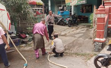 Polsek Batu Ampar Amankan Distribusi Air Bersih Hari ke-8 untuk Warga Tanjung Sengkuang