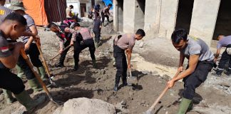 Bersihkan Rumah Allah Pascabanjir, Polri dan Warga Bener Meriah Gotong Royong Siapkan Meunasah Sambut Ramadan