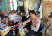 Polsek Lapandewa Sambangi Korban Bencana Alam Berikan Bantuan Sosial