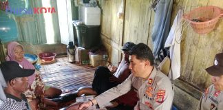 Polsek Lapandewa Sambangi Korban Bencana Alam Berikan Bantuan Sosial