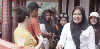 TP PKK Anambas Gelar Gotong Royong di Vihara Gunung Siantan, Perkuat Toleransi dan Kepedulian Sosial