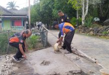 Gotong Royong Warga, TRC BPBD Siantan Timur Bantu Perbaikan Jalan Pintas Rusak