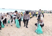 Kapolda Bali dan 5.000 Relawan Satukan Langkah Bersihkan Pantai Kedonganan