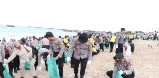 Kapolda Bali dan 5.000 Relawan Satukan Langkah Bersihkan Pantai Kedonganan