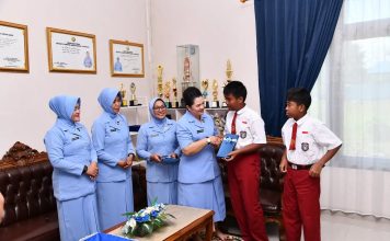 Ketua PIA Lanud RSA Natuna Serahkan Bantuan Sosial dari PIA AG Pusat kepada Anak Yatim dan Anak Berkebutuhan Khusus