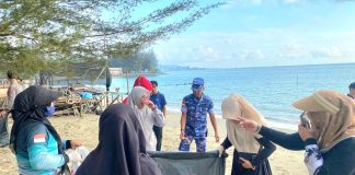 Personel Lanud Raden Sadjad Turun Langsung Bersihkan Pantai Ranai Natuna