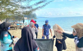 Personel Lanud Raden Sadjad Turun Langsung Bersihkan Pantai Ranai Natuna
