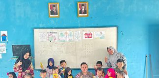 Bhabinkamtibmas Polsek Bunguran Timur Berbagi Perlengkapan Belajar untuk Anak KB di Cemaga Selatan