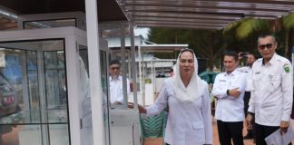 Perkuat Ekonomi Kerakyatan, Bupati Natuna Serahkan 25 Gerobak Usaha untuk UMKM Pantai Piwang