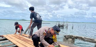 Polisi dan Warga Serasan Bersatu, Perbaiki Jembatan Demi Keselamatan Nelayan dan Guru