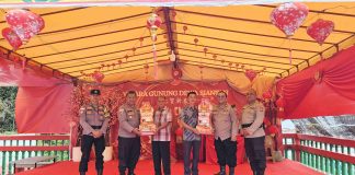 Polres Kepulauan Anambas Serahkan Parcel Imlek kepada Pengurus Vihara Gunung Dewa Siantan