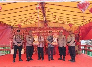 Polres Kepulauan Anambas Serahkan Parcel Imlek kepada Pengurus Vihara Gunung Dewa Siantan